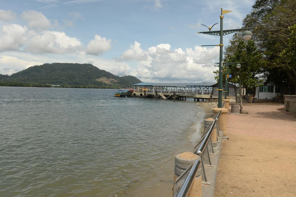 Brezza Hotel Lumut Exterior foto