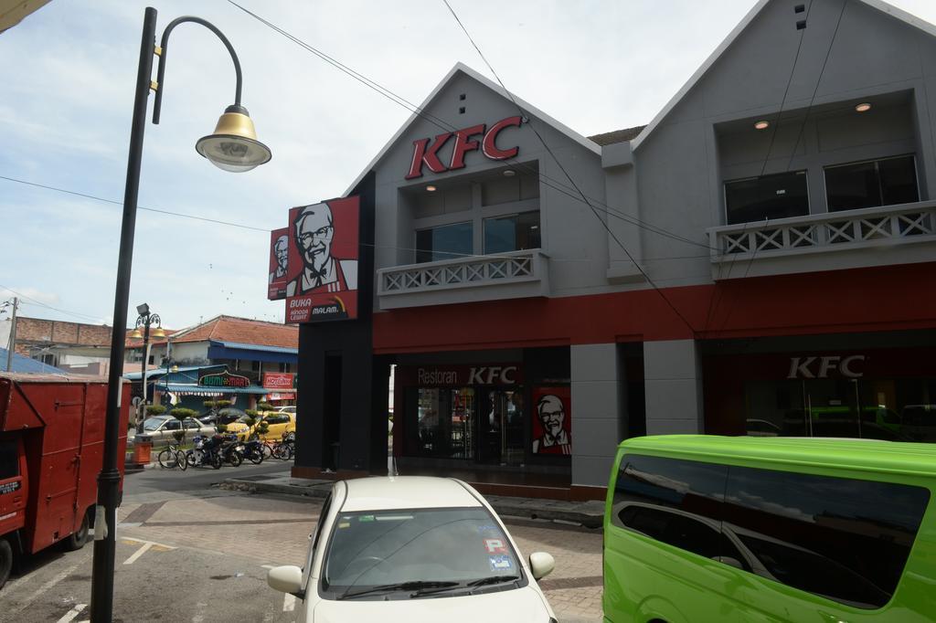 Brezza Hotel Lumut Exterior foto